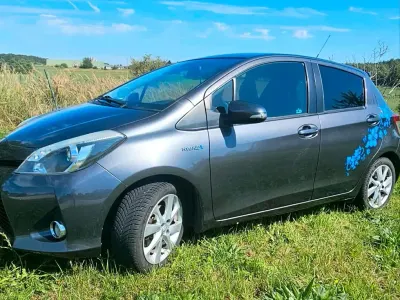Gebraucht Toyota Yaris Hybrid 100 PS (73 kW) 2013 Grau Kleinwagen