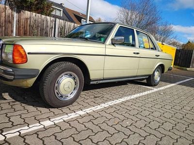 Gebraucht Mercedes 230 136 PS (100 kW) 1983 Grün Limousine