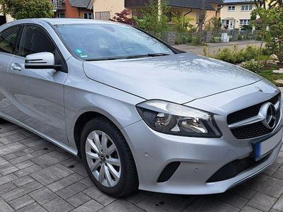 Gebraucht Mercedes A180 122 PS (89 kW) 2017 Silber Limousine