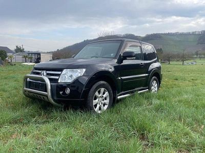 Gebraucht Mitsubishi Pajero Inform 200 PS (147 kW) 2011 Schwarz SUV
