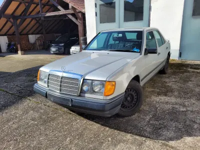 Gebraucht Mercedes E230 132 PS (97 kW) 1988 Andere farben Limousine
