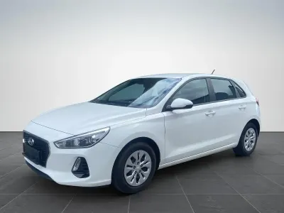 Gebraucht Hyundai i30 Select 120 PS (88 kW) 2017 Weiß Limousine