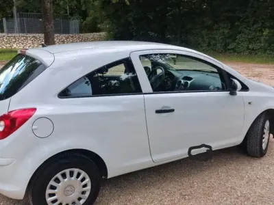 Gebraucht Opel Corsa Color Edition 69 PS (50 kW) 2014 Weiß Kleinwagen