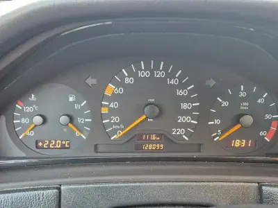 Gebraucht Mercedes E200 95 PS (69 kW) 1998 Rot Limousine