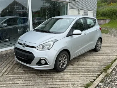 Gebraucht Hyundai i10 Intro Edition 67 PS (49 kW) 2014 Silber Kleinwagen