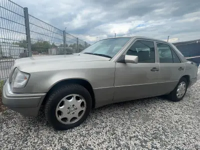 Gebraucht Mercedes E280 1994 Gold Limousine