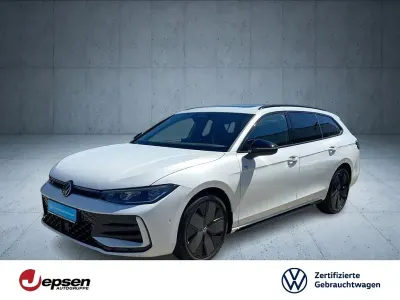 Gebraucht VW Passat R-line 150 PS (110 kW) 2024 Oryxweiß perlmutteffekt Kombi