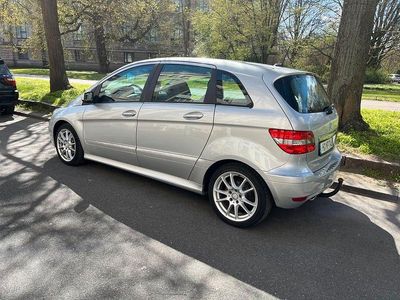 Usado Mercedes B200 140 HP (102 kW) 2011 Prateado Monovolume