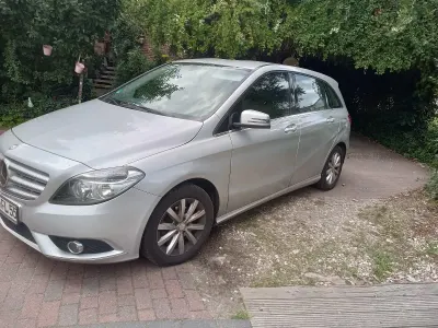 Gebraucht Mercedes B180 130 PS (95 kW) 2013 Silber Kleinwagen