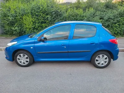Gebraucht Peugeot 206+ 73 PS (53 kW) 2011 Blau Kleinwagen