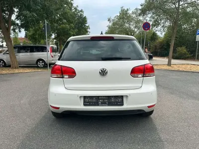 Gebraucht VW Golf VI Style 105 PS (77 kW) 2011 Weiß Kleinwagen