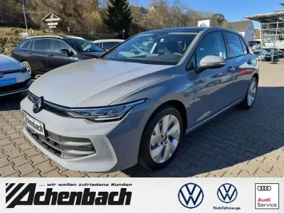 Gebraucht VW Golf VIII Life 116 PS (85 kW) 2024 Mondsteingrau uni Limousine