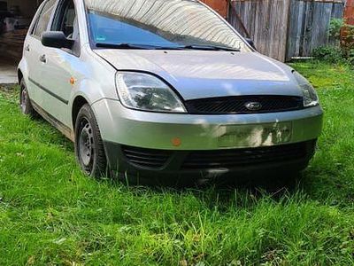 Grau Gebraucht 2002 Ford Fiesta Limousine | 1.500 € (Etwas zu teuer)