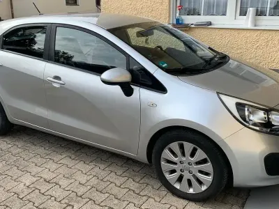 Usata Kia Rio 75 CV (55 kW) 2012 Argento Berlina