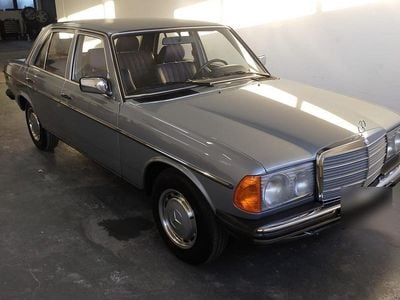 Second-hand Mercedes E230 136 CP (100 kW) 1982 Andere farben Berlinǎ