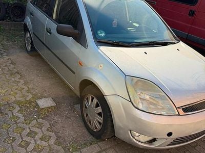Usata Ford Fiesta 68 CV (50 kW) 2005 Grigio Utilitaria