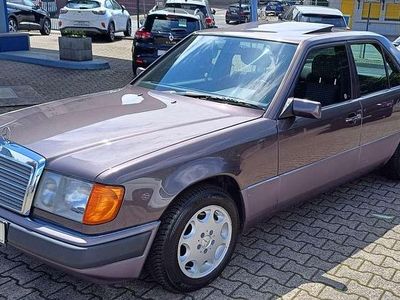 Violett Gebraucht 1992 Mercedes E230 Limousine | 19.980 €