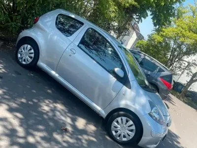 Gebraucht Toyota Aygo 69 PS (50 kW) 2007 Silber Kleinwagen
