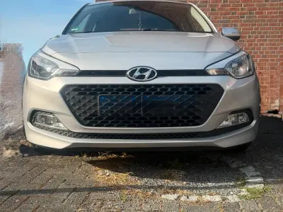 Gebraucht Hyundai i20 Passion 84 PS (61 kW) 2016 Silber Kleinwagen