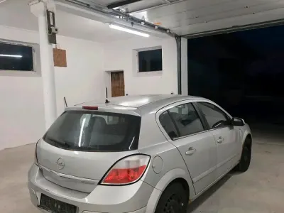 Używany Opel Astra 105 KM (77 kW) 2005 Srebrny Sedan/Limuzyna
