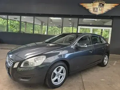 Używany Volvo V60 Momentum 163 KM (119 kW) 2012 Szary Kombi