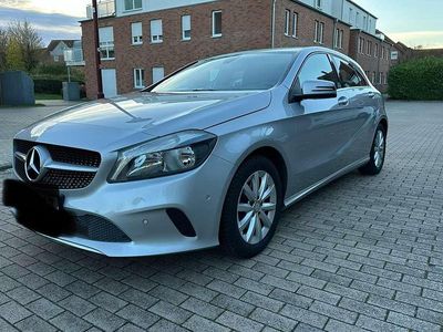 Gebraucht Mercedes A180 Style 122 PS (89 kW) 2015 Silber Limousine