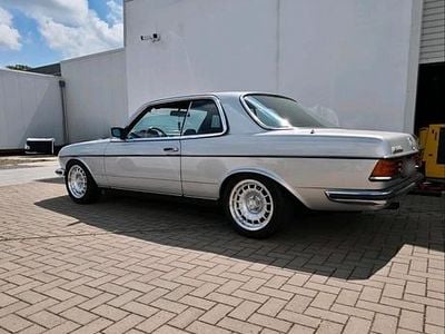 Gebraucht Mercedes 230 136 PS (100 kW) 1985 Silber Coupé