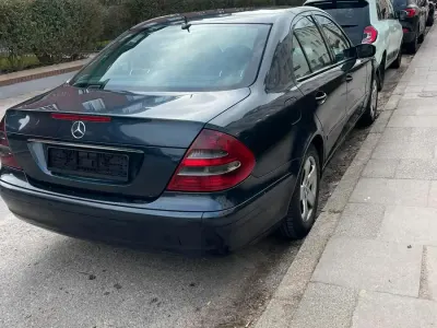 Gebraucht Mercedes E220 150 PS (110 kW) 2002 Schwarz Limousine