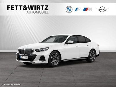Gebraucht BMW 550e M Sport 489 PS (359 kW) 2025 Alpinweiss Limousine