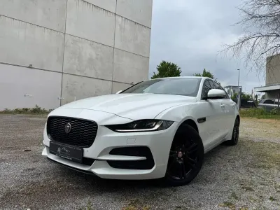 Używany Jaguar XE SE 204 KM (150 kW) 2023 Biały Sedan/Limuzyna