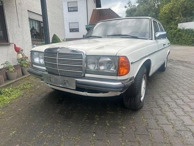 Second-hand Mercedes E230 136 CP (100 kW) 1981 Alb Berlinǎ