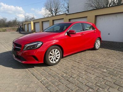 Gebraucht Mercedes A180 122 PS (89 kW) 2016 Rot Limousine
