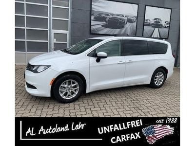 Weiß Gebraucht 2021 Chrysler Voyager Van / Kleinbus | 34.589 €