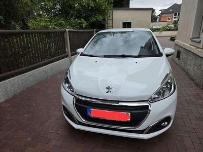 Weiß Gebraucht 2016 Peugeot 208 Kleinwagen | 7.200 € (Fairer Preis)