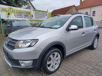 Platingrau Gebraucht 2014 Dacia Sandero Prestige Kleinwagen | 7.490 € (Fairer Preis)