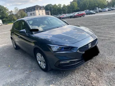 Używany Seat Leon FR 131 KM (96 kW) 2021 Szary Sedan/Limuzyna