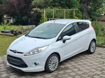 Gebraucht Ford Fiesta Titanium 95 PS (69 kW) 2010 Weiß Limousine