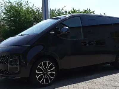 Gebraucht Hyundai Staria Signature 177 PS (130 kW) 2022 Braun Van / Kleinbus