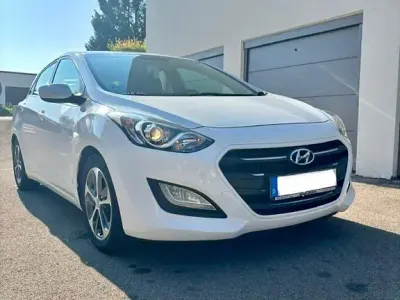 Gebraucht Hyundai i30 Trend 101 PS (74 kW) 2016 Weiß Limousine