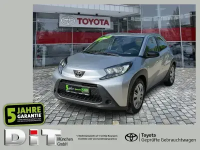 Używany Toyota Aygo Play 72 KM (52 kW) 2023 Srebrny Hatchback
