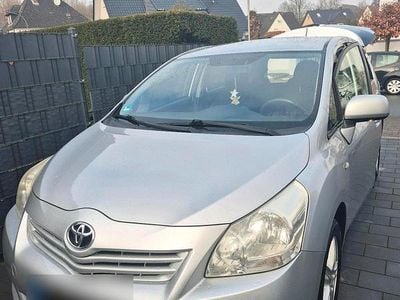Silber Gebraucht 2010 Toyota Verso Van / Kleinbus | 3.800 € (Guter Preis)