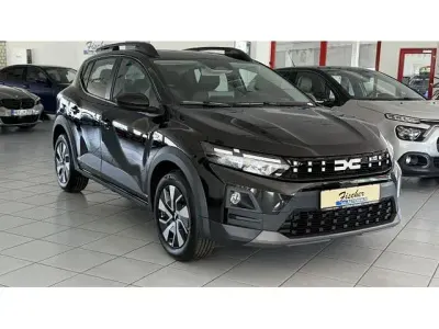 Neu Dacia Sandero Stepway 110 PS (80 kW) 2026 Grau Limousine