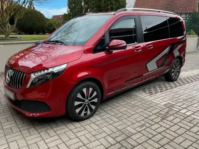 Gebraucht Mercedes V220 163 PS (119 kW) 2024 Rot Van / Kleinbus