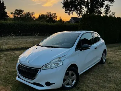 Gebraucht Peugeot 208 68 PS (50 kW) 2012 Weiß Kleinwagen