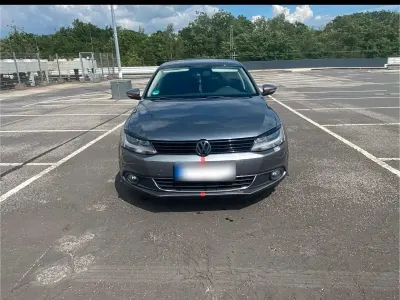 Gebraucht VW Jetta 105 PS (77 kW) 2012 Grau Limousine