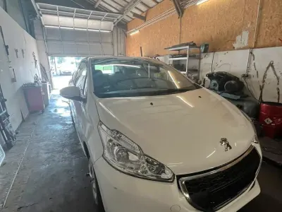 Gebraucht Peugeot 208 68 PS (50 kW) 2014 Weiß Kleinwagen