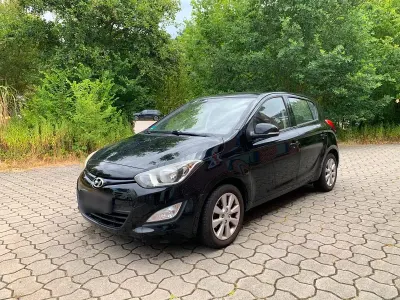 Gebraucht Hyundai i20 85 PS (62 kW) 2014 Schwarz Kleinwagen