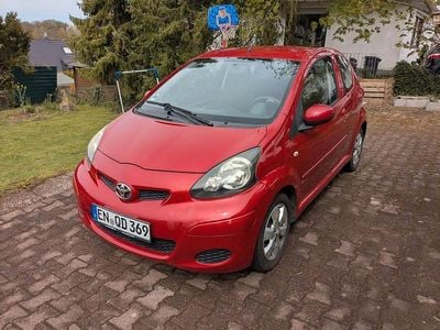 Brugt Toyota Aygo 68 HK (50 kW) 2011 Rød Hatchback
