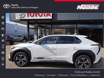 Gebraucht Toyota bZ4X Basis 150 kW (204 PS) 2023 Platinumweiß perleffekt SUV