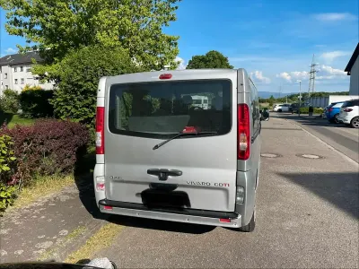 Usata Opel Vivaro 114 CV (83 kW) 2011 Argento Monovolume